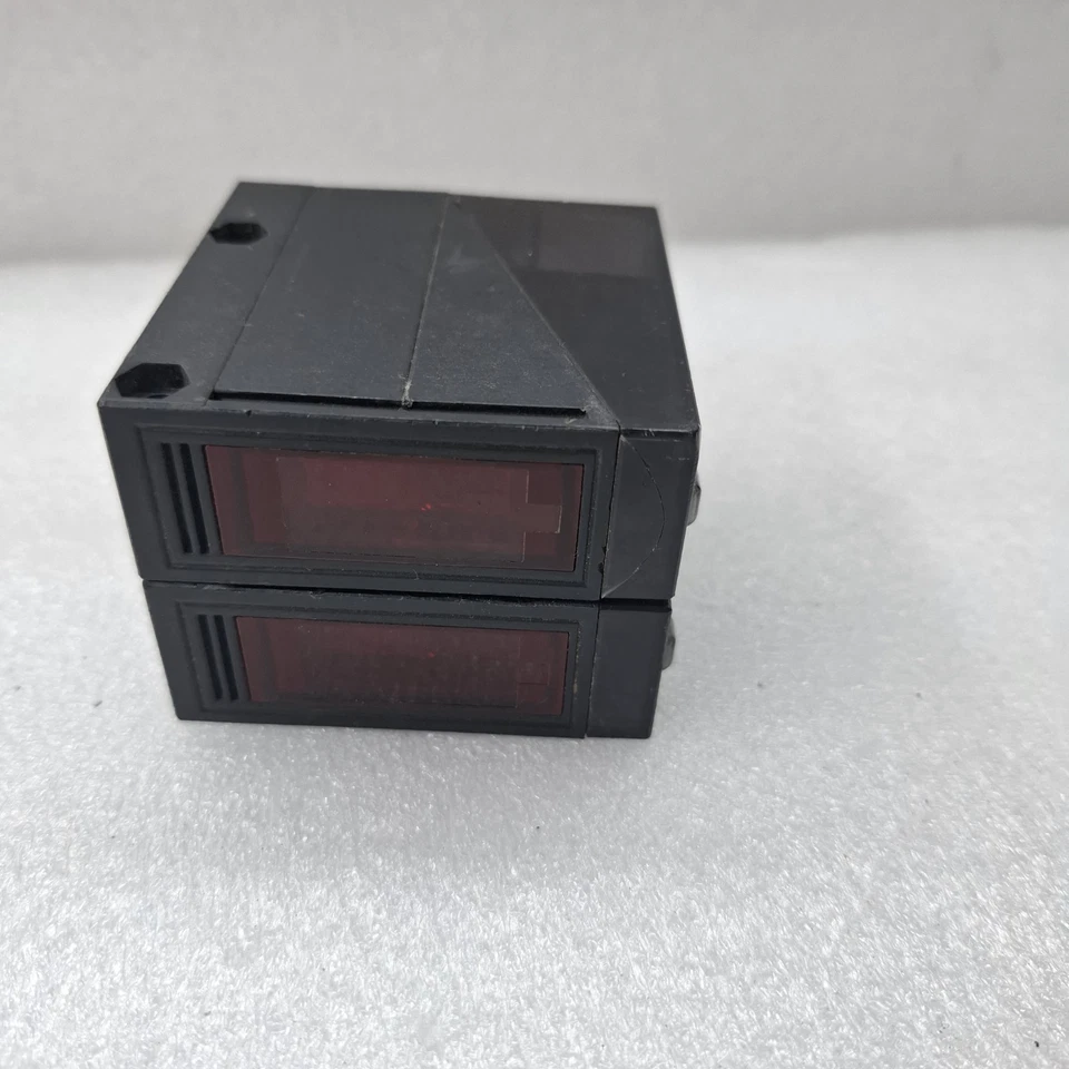 LOT OF 2 PCS OMRON E3JM-R4M4-G SENSOR E3JMR4M4G | For Parts Or Not Work